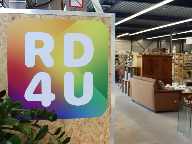 Het RD4U logo in een van onze RD4U kringloopshops.