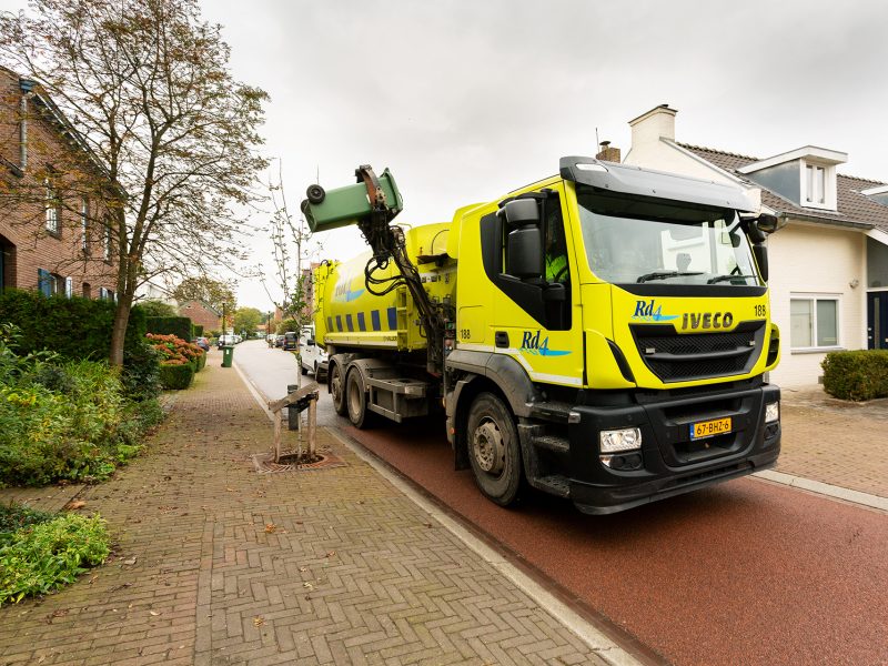 Een Rd4 wagen ledigt een GFT-container.